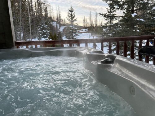 Private Hot Tub. Ski In & 15 Minute Walk to the Elk Chair