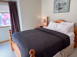 3 chambres, fer et planche à repasser, lit de bébé portatif