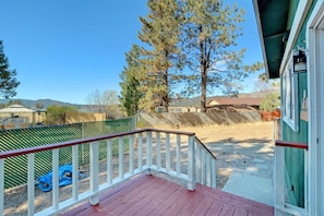 Property grounds - Gorgeous Lakeside hideout with views of the lake and mountains (Big Bear Lake)