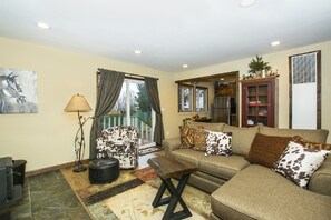 Smart TV, fireplace, books - Gorgeous Lakeside hideout with views of the lake and mountains (Big Bear Lake)