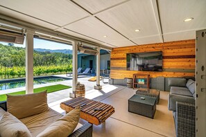 Smart TV, chimenea, videojuegos y reproductor de DVD
