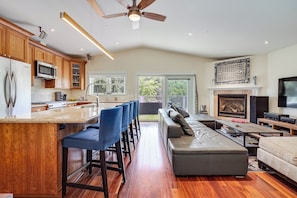 Smart TV, fireplace, video games, DVD player - Your own Wine Country resort with pool and Sonoma Mountain View (Glen Ellen)