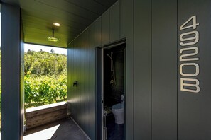 Badewanne, Haartrockner, Handtücher, Seife