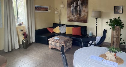 Red Rock Retreat: Hot tub, walk to creek for swimming,.