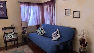 Smart-TV, Kamin, DVD-Player, Bücher