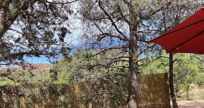 Red Rock Retreat: Hot tub, walk to creek for swimming,.