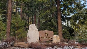 A stone sign with the name 'SUNCADIA' surrounded by trees and snow. - 4070 Wilderness Retreat with Modern Amenities! (Cle Elum)
