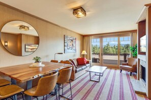 TV, fireplace - SUNCADIA Wilderness Retreat with Modern Amenities (Cle Elum)