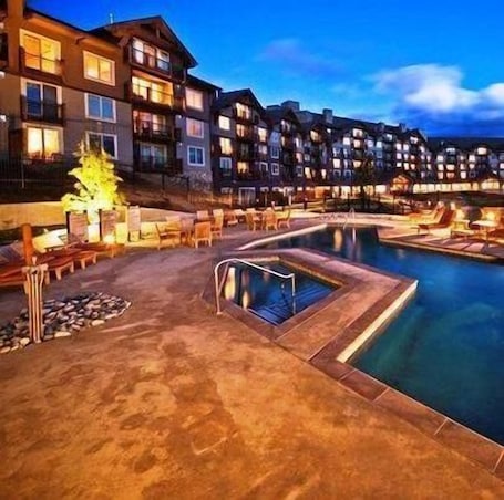 Una piscina riscaldata. BELLA SUITE CAMERA DA LETTO IN THE SUNCADIA LODGE !!!