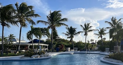 2BR / 2BA Neu renovierte Oceanfront Retreat im Northwest Point Resort