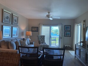 テレビ、DVD プレーヤー、ビデオライブラリ