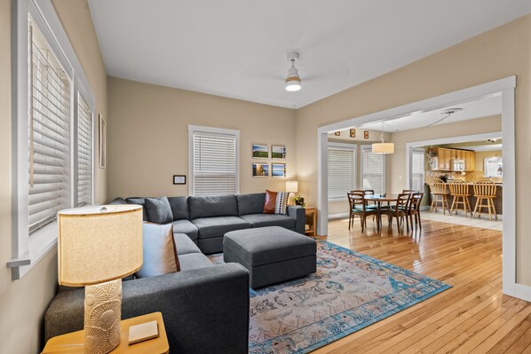 Smart TV, fireplace, Netflix, DVD player - Cozy & Clean Home 2 blocks to Downtown, 3.5 mi. to base of Schweitzer! (Sandpoint)