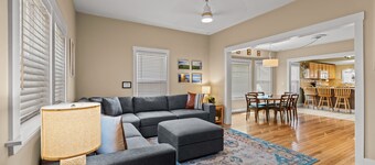 コージー2ベッドルーム家、ダウンタウンの食事とショッピングへの短い散歩