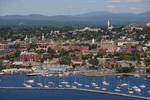 Marina - Wellness Suite Nestled In Downtown Burlington (Burlington)