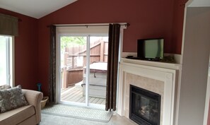 Fernseher, DVD-Player, Bücher