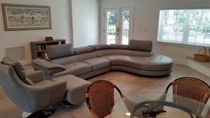 Smart-tv, een open haard, boeken en een kantoor