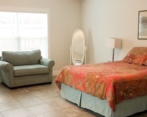 4 Schlafzimmer, Schreibtisch, Bügeleisen/Bügelbrett, Reisekinderbett