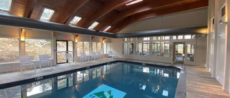 Innendørsbasseng og et oppvarmet basseng