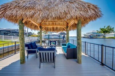 Villa 3 Pool, Tiki Hut, Sunsets! 157 reviews.