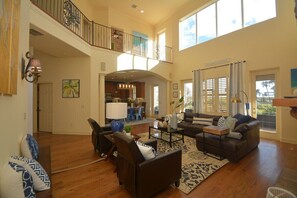 Televisión, chimenea, videojuegos y reproductor de DVD 