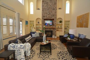TV, fireplace, video games, DVD player - Luxury Beachfront Family & Pet Retreat – Sleeps 12 (Palm Coast)