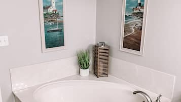 Combined shower/tub, towels
