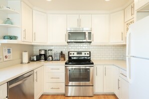 Fridge, microwave, oven, stovetop - SPECIAL! Beach Family Condo, Parking, Private Patio, AC, Crib, BBQ (San Diego)