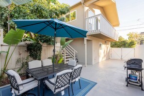 Outdoor dining - SPECIAL! Beach Family Condo, Parking, Private Patio, AC, Crib, BBQ (San Diego)