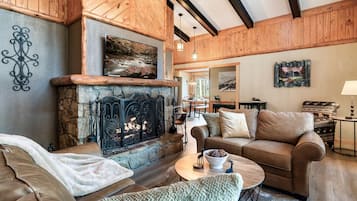 Smart TV, chimenea, reproductor de DVD y videoteca