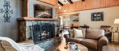 تلفزيون ذكي، مدفأة، مشغل دي في دي، مكتبة فيديو