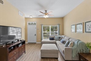 Una Smart TV, videojuegos, un reproductor de DVD