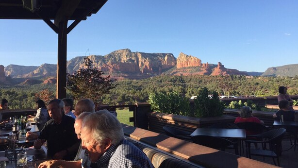 A restaurant with outdoor seating overlooking a mountainous landscape. - Vacation Townhome - Hot Tub, Red Rock Views, Walk to Dining/Trails (Sedona)