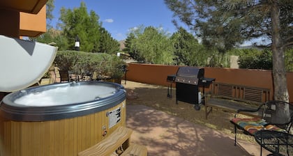 Alquiler de casa de pueblo - Bañera de hidromasaje, Red Rock Views, Pet Fiendly, a pie de comedor / Senderos