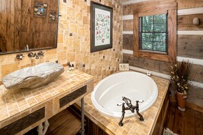 Een haardroger, handdoeken