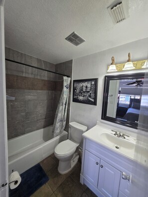 Ensemble douche/baignoire, serviettes fournies