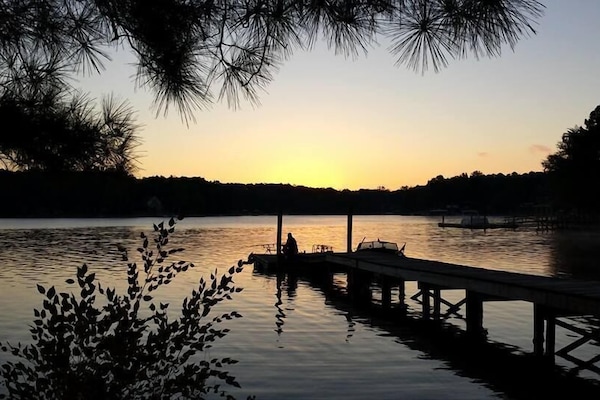 Cozy Cottage: 180 Ft Shoreline, Panoramic View of
Lake; Pet Friendly with WiFi