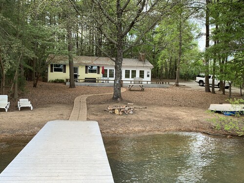 Cozy Cottage: 180’ Shoreline, Panoramic View of Cove & Lake; Pet Friendly, WiFi.