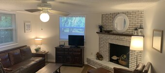 Cozy Cottage: 180’ Shoreline, Panoramic View of Cove & Lake; Pet Friendly, WiFi.