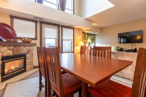 Dining - Great Location l AC | Mountain Views (Fernie)