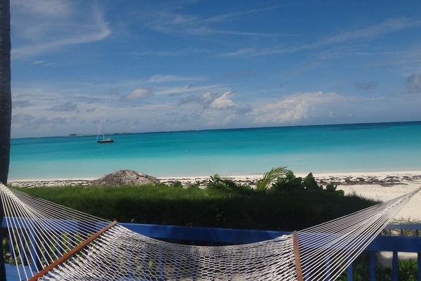 Accommodatie ligt op het strand, ligstoelen, strandlakens