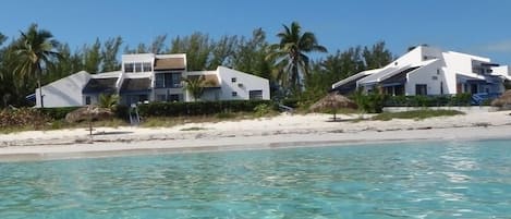 På stranden, solsenger og strandhåndklær