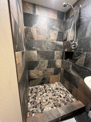 Private Spacious cabin with 2 person Jacuzzi Tub. Dog friendly. Fenced patio