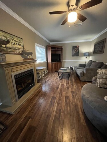 Private Spacious cabin with 2 person Jacuzzi Tub. Dog friendly. Fenced patio