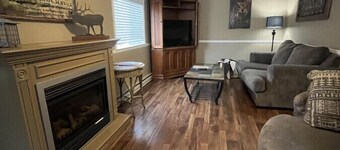 Private Spacious cabin with 2 person Jacuzzi Tub. Dog friendly. Fenced patio