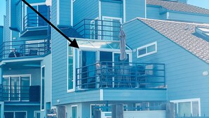 En bygning med flere etager, med en privat balkon, en garage med nummer 804 og et indhegnet område med sandjord.