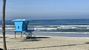 Et redderlokum med nummer 6 på stranden.