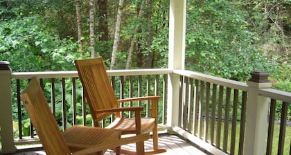 Tranquil Cottage with modern amenities of home, located near beaches and parks
