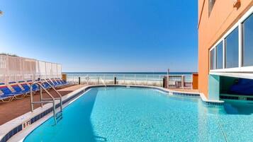 Een binnenzwembad, een buitenzwembad