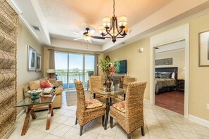 Télévision, lecteur de DVD, livres