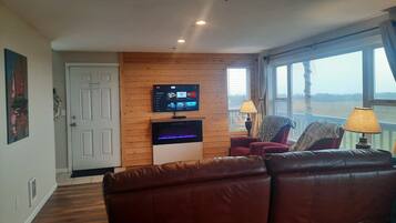 Smart-TV, Kamin, DVD-Player, Bücher